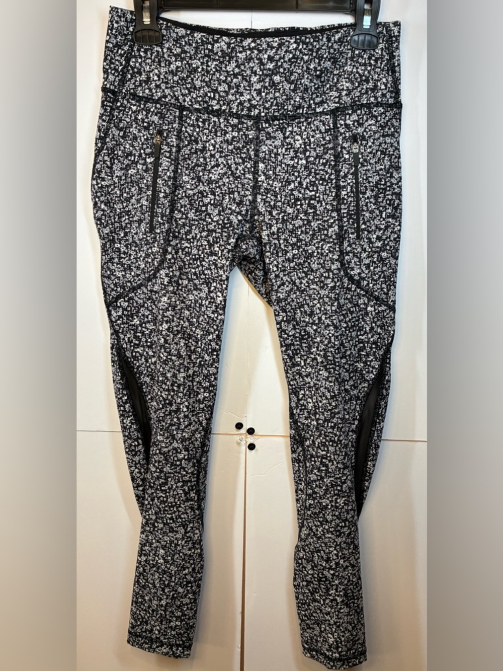 Lululemon Leggings Size 8 Blk/Wht Abstract Zip Pocket Running Speed Up Style